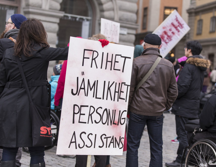Demonstration med skylt där det står "Frihet, jämlikhet, personlig assistans".