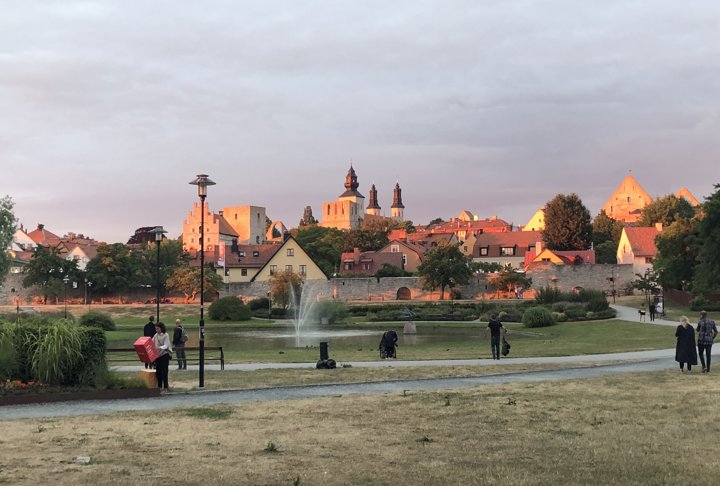 Vy över Almedalen i skymningen. Det är nästan tomt på folk.